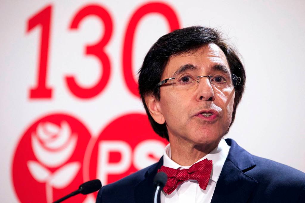 Belgian Socialist Party chairman Elio Di Rupo delivers a speech at the commemoration of the 130th anniversary of socialist pary Parti Ouvrier Belge (POB) at the City hall on April 4, 2015, in Brussels. AFP PHOTO / BELGA / NICOLAS MAETERLINCK (Photo by NICOLAS MAETERLINCK / BELGA / AFP) (Photo by NICOLAS MAETERLINCK/BELGA/AFP via Getty Images)