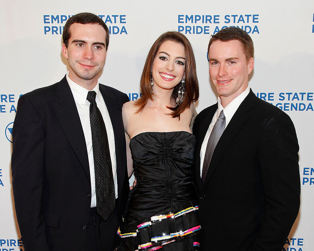 Anne Hathaway (centre) with her brothers Thomas (left) and Michael (right)