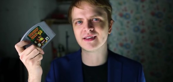 Harry Brewis, better known as hbomberguy, who live streamed himself playing Donkey Kong for Mermaids