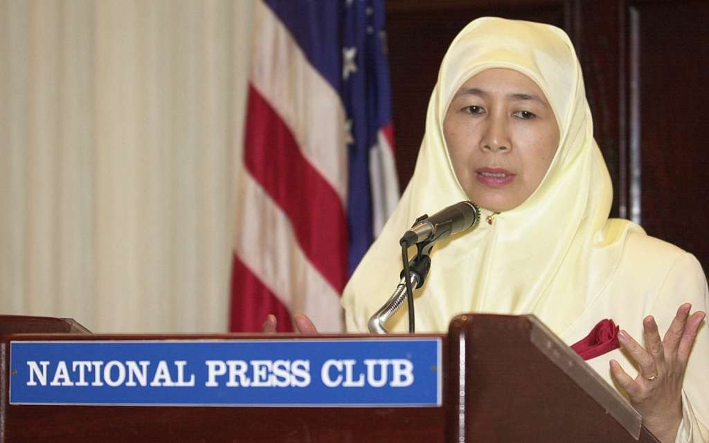 WASHINGTON, DC - JUNE 28: Dr. Wan Azizah Wan Ismail, president of Malaysia's National Justice Party, talks to reporters 28 June 2001 during a press conference at the National Press Club in Washington, DC. Ismail's husband, Anwar Ibrahim, former Malaysian deputy prime minister, has been detained in Malaysia since 1999. (Photo credit should read SHAWN THEW/AFP/Getty Images)