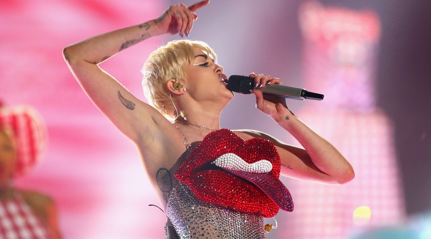Miley Cyrus Having Lesbian Sex - This perfect Miley Cyrus performance smashes gender boundaries (VIDEO) |  PinkNews