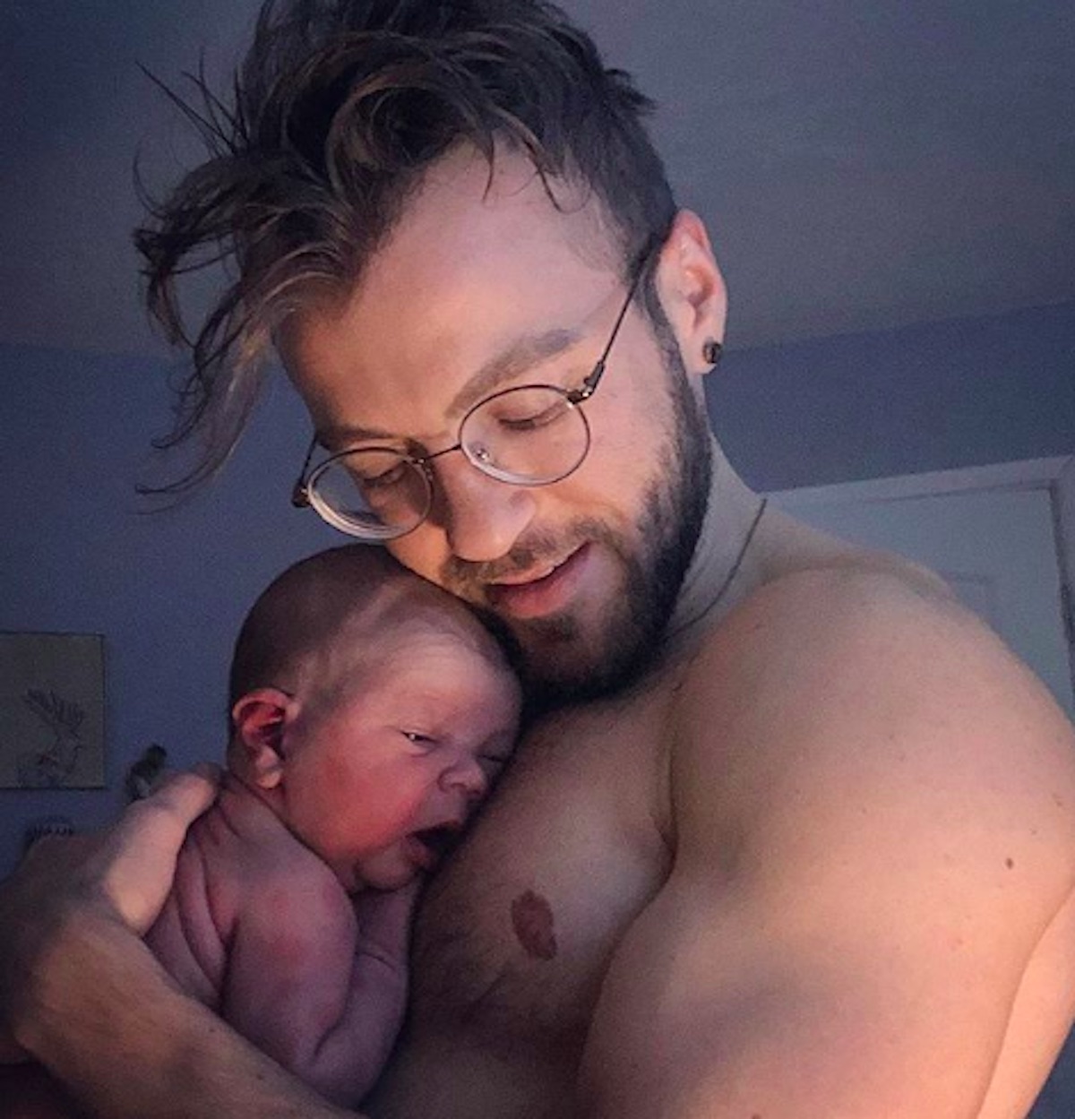 Trans man Aydian Dowlings wife gives birth to their first child PinkNews