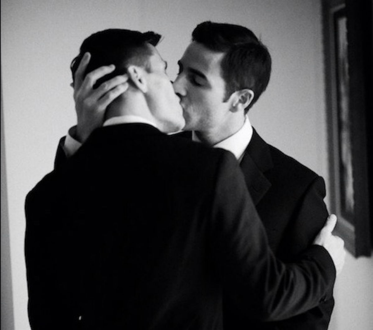 Двое мужчин нежно. Два парня обнимаются. Объятия двух мужчин. Мужской поцелуй. Однополая любовь.