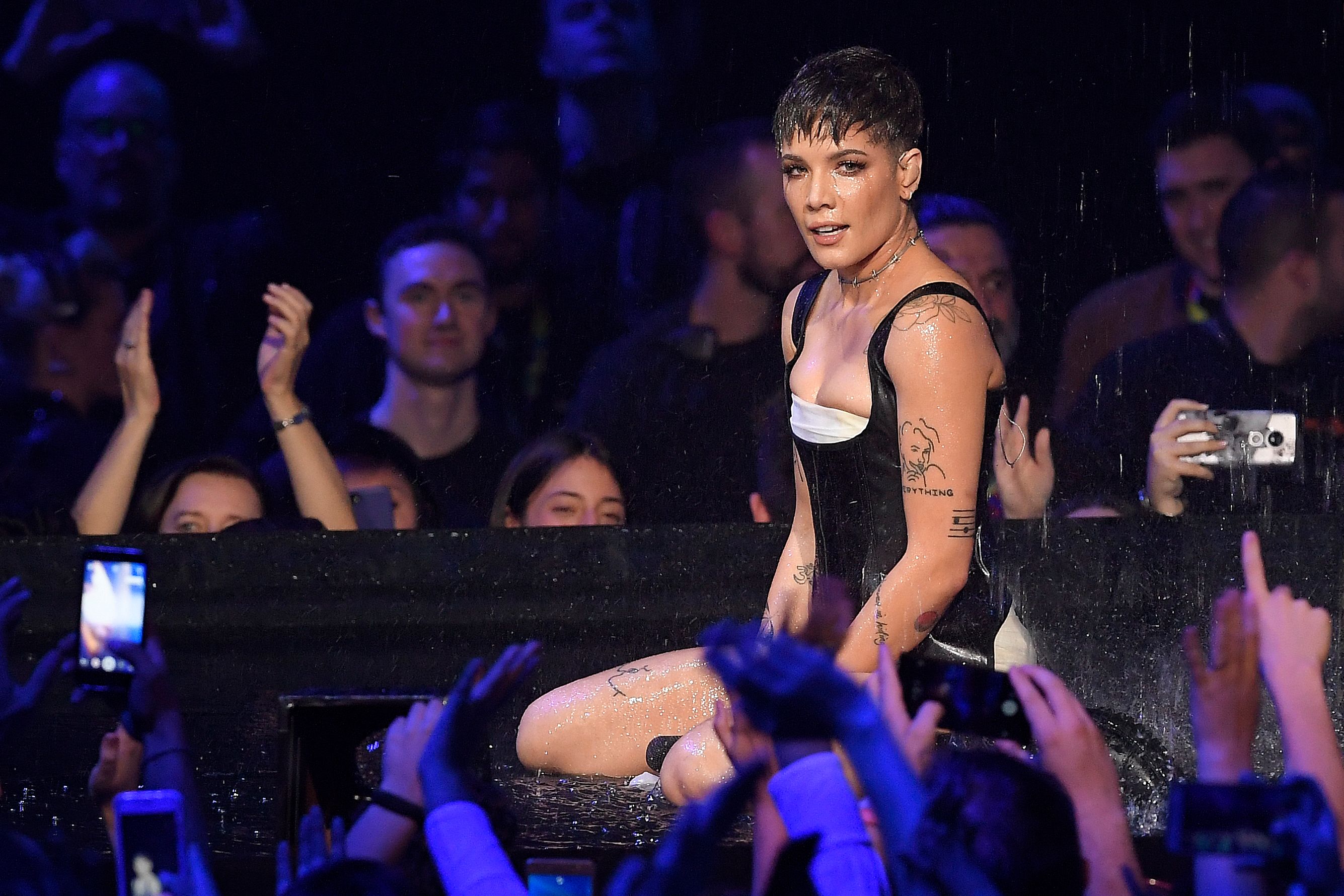 2670px x 1780px - Halsey slams anti-gay The Voice viewer who called her 'disgusting' |  PinkNews