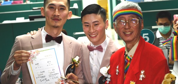 Taiwans gay activist Chi Chia-Wei signs a wedding certificate for Shane Lin and Marc Yuan. )