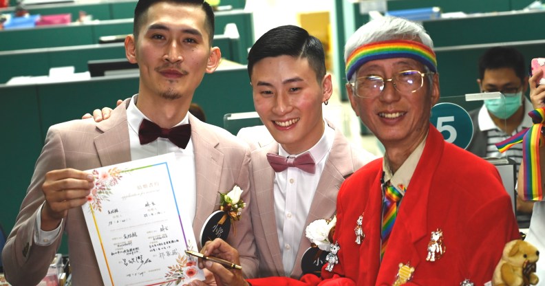 Taiwans gay activist Chi Chia-Wei signs a wedding certificate for Shane Lin and Marc Yuan. )