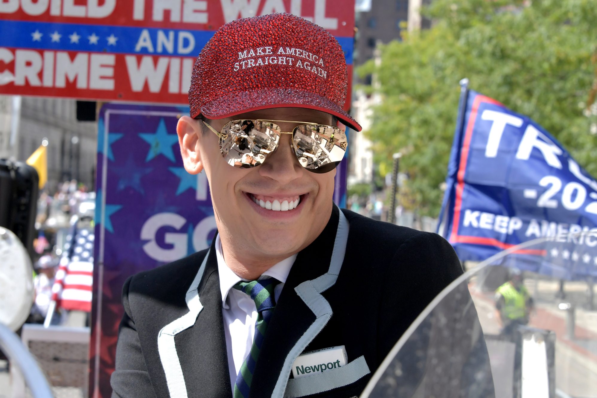 'Ex-gay' Milo Yiannopoulos deported from US to UK by ICE