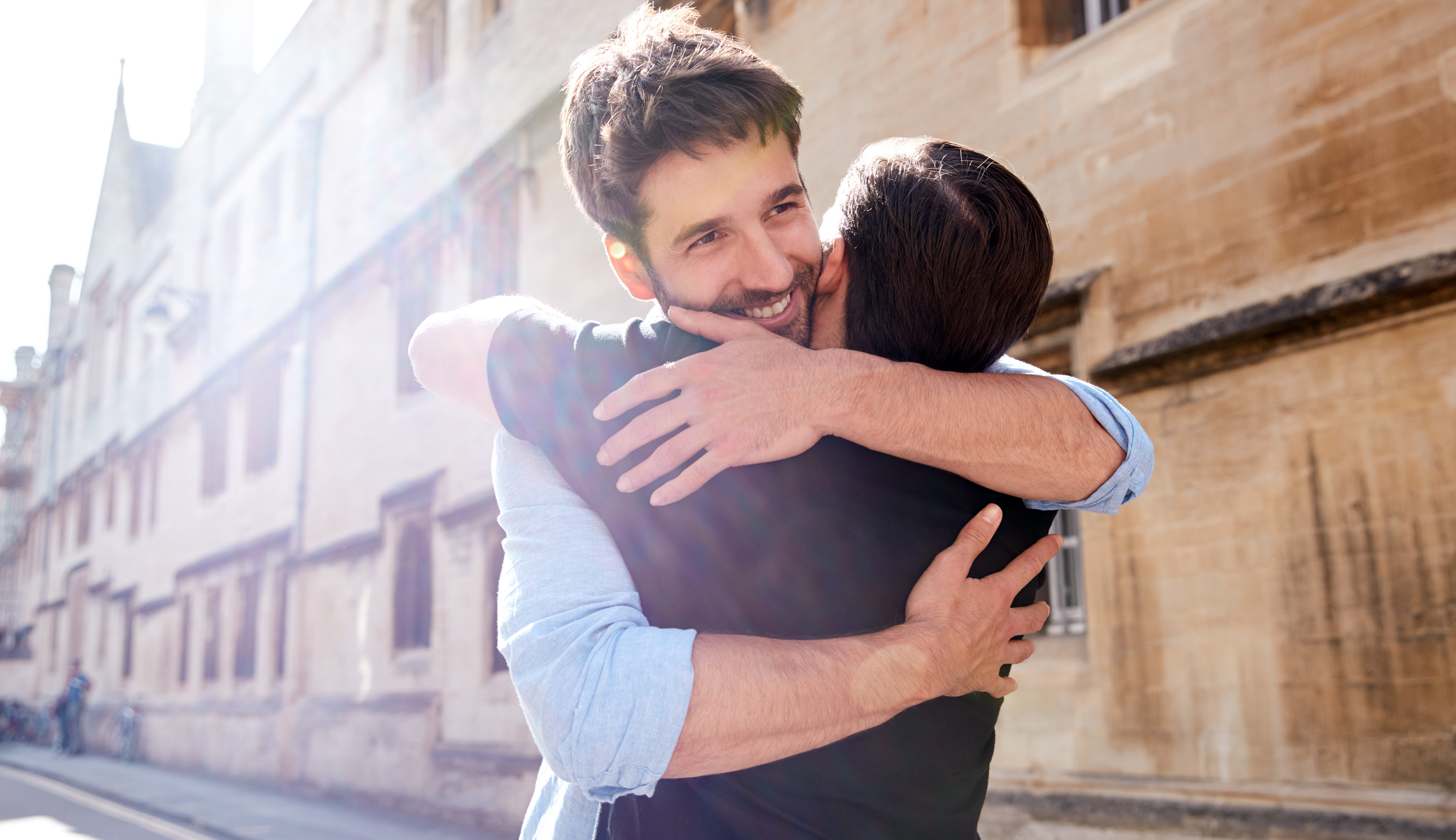 обниматься с незнакомым парнем. обнимает девушку. целуя девушек. объятия. обнимаю по дружески.