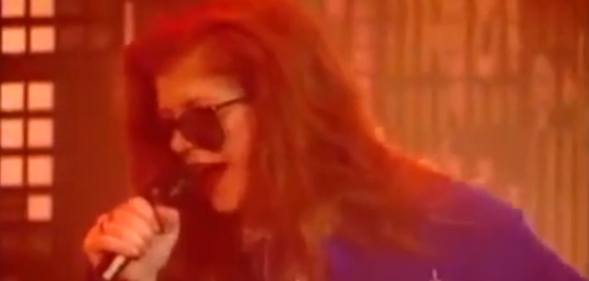 Singer Kirsty MacColl, who sang alongside The Pogues for a 'Fairytale of New York' cover, once changed a controversial lyric live on Top of the Pops in 1992. (Screenshot via YouTube)