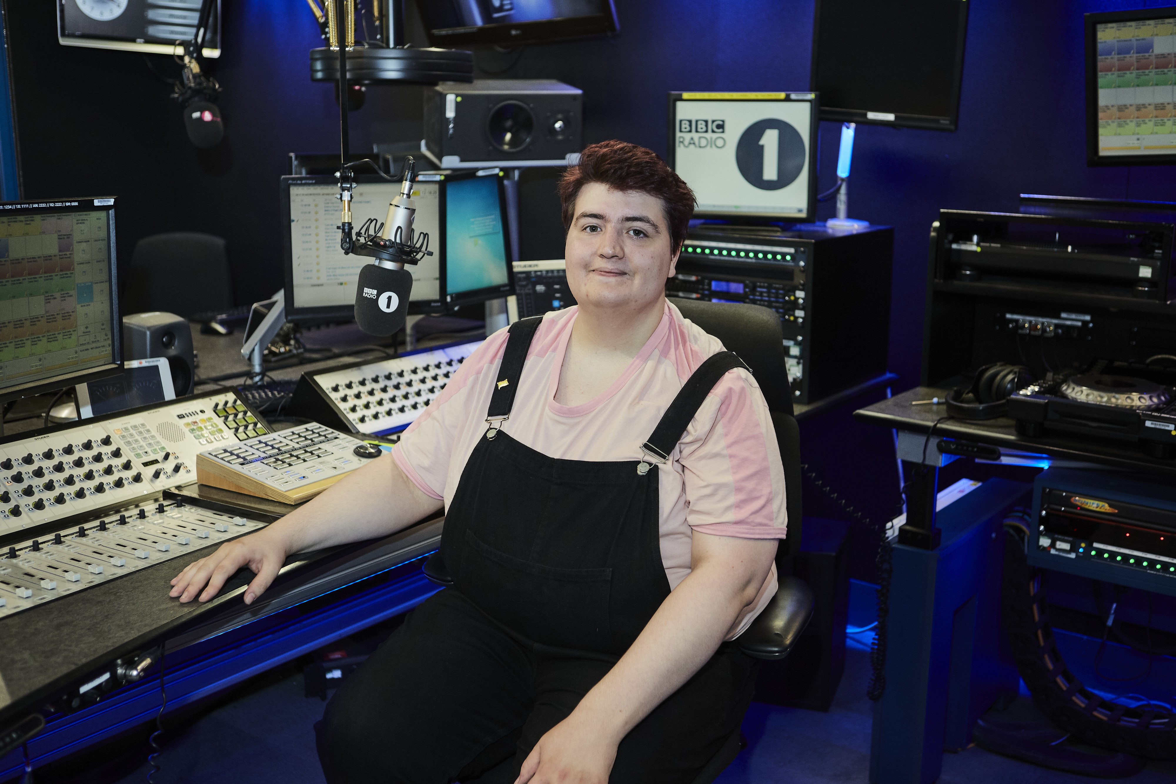 canta Inmoralidad Dar Jacob Edward: Non-binary BBC Radio 1 presenter on coming out