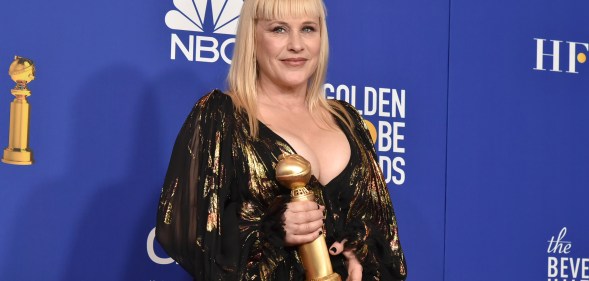 Patricia Arquette holding her Golden Globes 2020 award