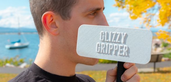 Gay guy invents hot dog privacy screen for self-conscious straight men