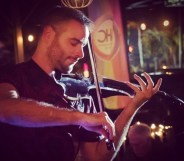 queer violinist drowns out homophobic trump supporters