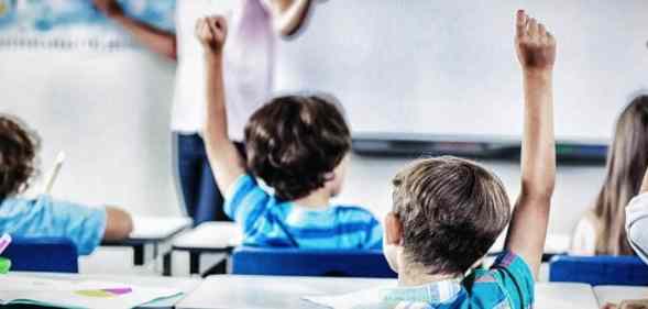 kids-raising-hand-in-classroom-3ZMW5RJ (1)