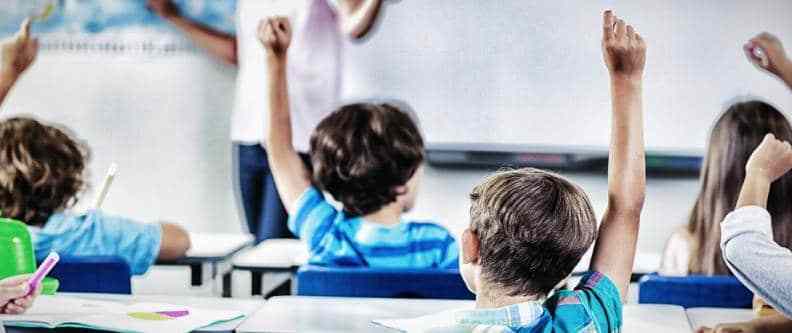 kids-raising-hand-in-classroom-3ZMW5RJ (1)