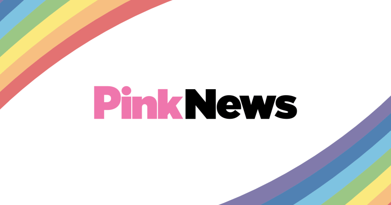 Logo PinkNews s bílým pozadím a duhovými rohy