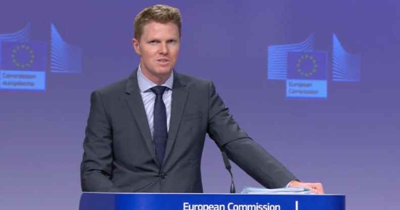 Christian Wigand speaks at a European Commission press briefing in a grey suit