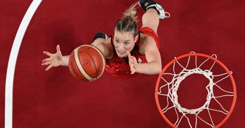 Kim Mestdagh grabbing the basketball at the Olympics