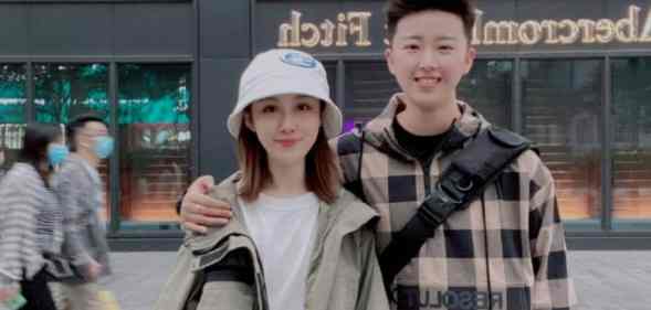 Chinese volleyball player Sun Wenjing and her girlfriend are shown in a picture on Weibo