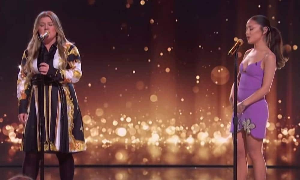 Kelly Clarkson and Ariana Grande singing on a stage