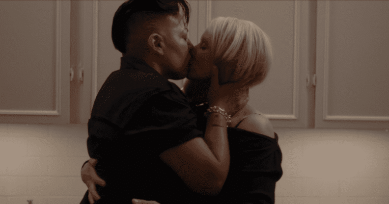 Miranda and Che kissing