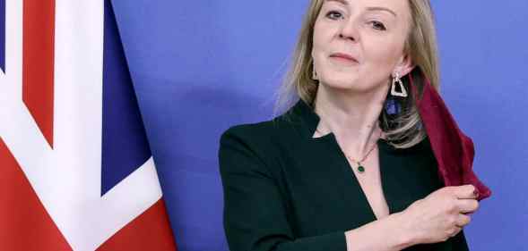 Liz Truss removing her face mask