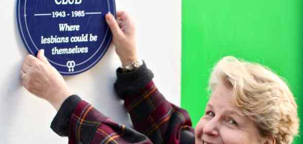 Sandi Toksvig holding up a blue plaque