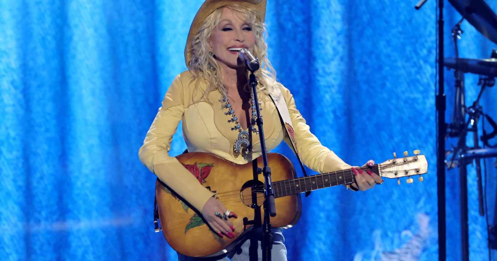 Dolly Parton "respectfully" bows out of Hall of Fame nomination