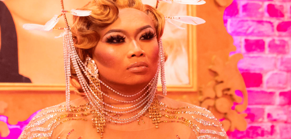 Jujubee in a gold chain headdress