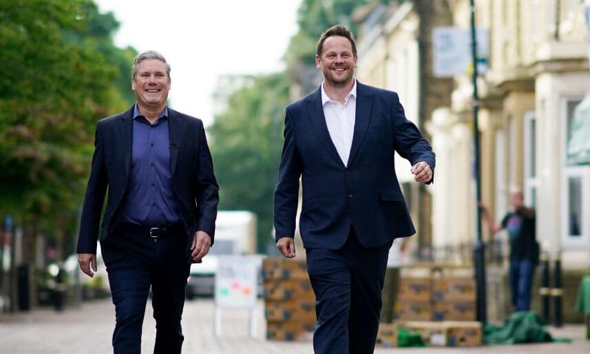 Labour leader Keir Starmer (L) and Simon Lightwood walking down a street