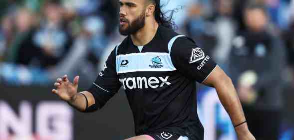 Toby Rudolf warms up mon the pitch