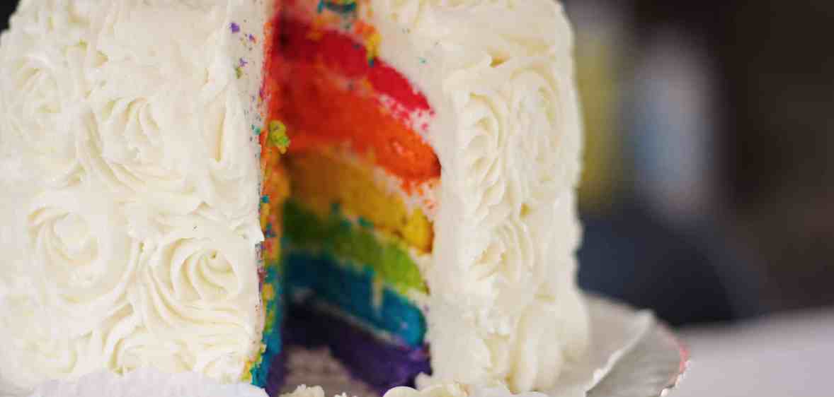 Baker comes to the rescue after lesbian couple denied wedding cake by homophobe