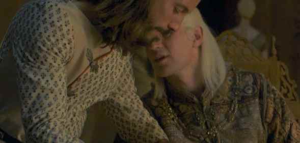 Daemon Targaryen whispers to a male servant in House of the Dragon