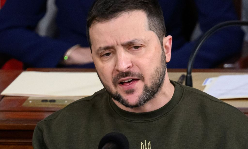 Volodymyr Zelenskyy in an army green jumper, speaks to the US parliament.
