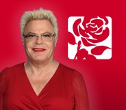 Eddie Izzard in front of the red Labour rose