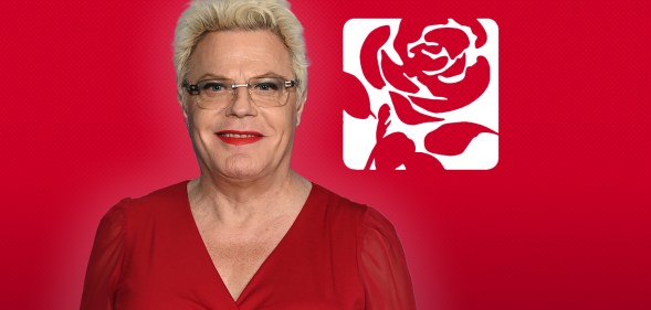 Eddie Izzard in front of the red Labour rose