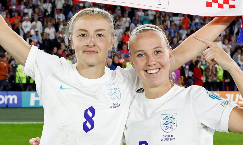 England Lionesses Leah Williamson (left) and Beth Mead