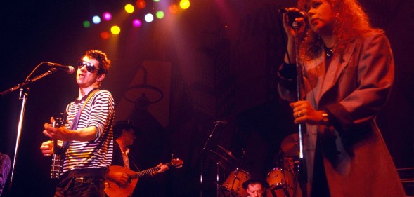 The Pogues perform Fairytale of New York with Kirsty MacColl on stage. (Getty)