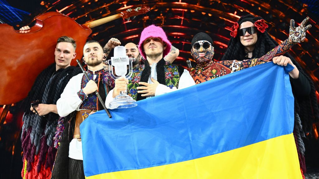 Eurovision Song Contest 2022 winners Kalush Orchestra holding a Ukrainian flag