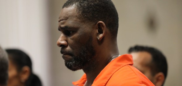 A photo shows disgraced singer R Kelly wearing an orange top during his trial. (Getty)