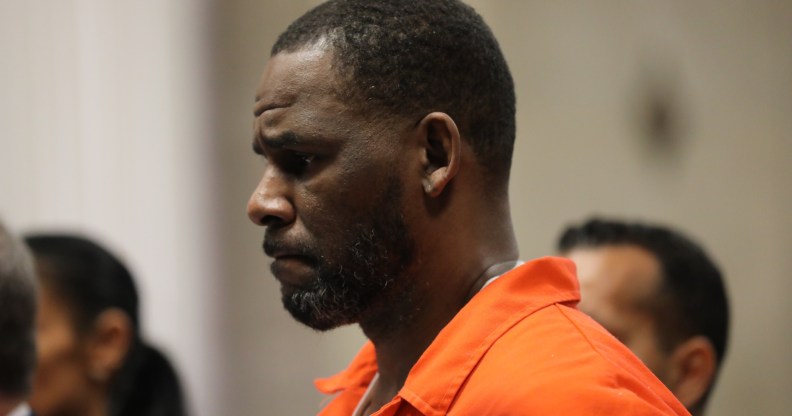A photo shows disgraced singer R Kelly wearing an orange top during his trial. (Getty)