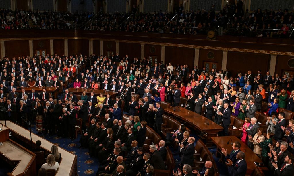 Members of the US Congress applauud Joe Biden.