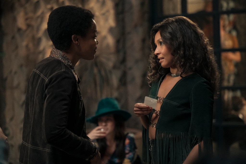 Ayesha Harris as Bernie (L) and Nabiyah Be as Simone (R) in Daisy Jones and the Six. (Lacey Terrell/Prime Video)
