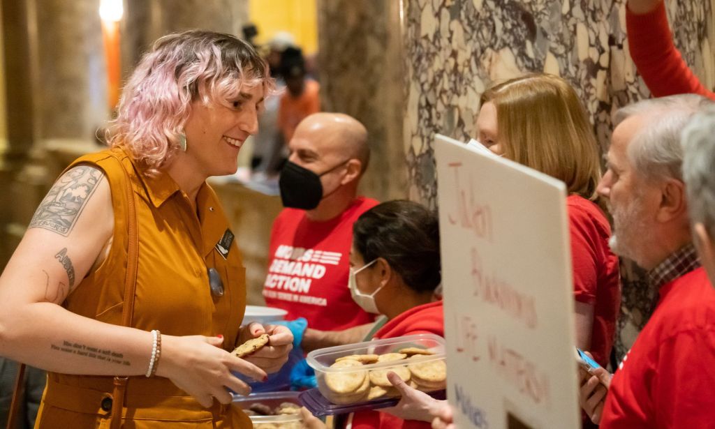 Leigh Finke speaking to members of a protest line.