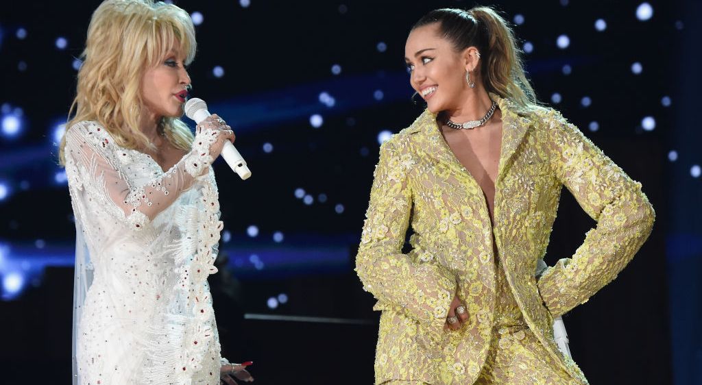 Dolly Parton and Miley Cyrus perform a duet.