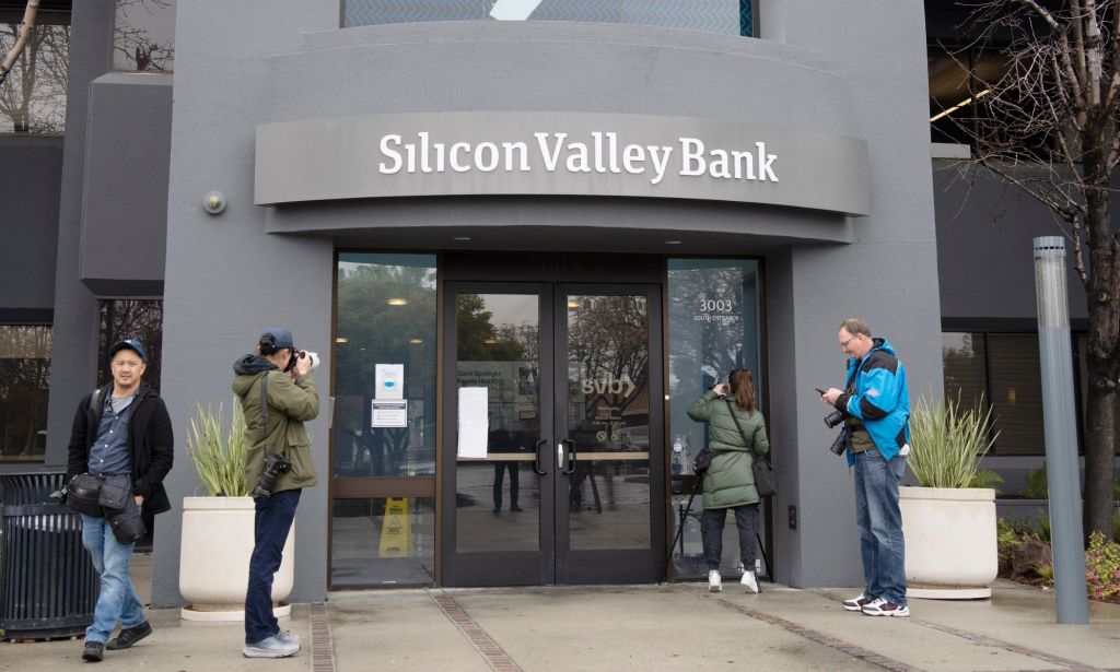 The front of a Silicon Valley Bank building.