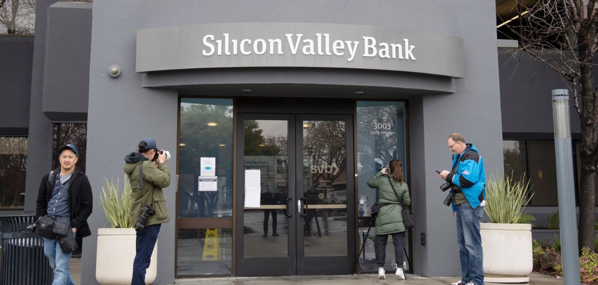 The front of a Silicon Valley Bank building.