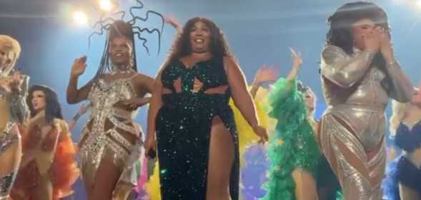 Lizzo included more than a dozen drag queens, including RuPaul’s Drag Race alumni, in her Friday night ((21 April) show in Knoxville, in defiance of Tennessee’s anti-drag law.