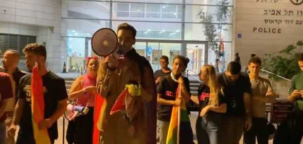 On Wednesday (19 April) protestors gathered outside Tel Aviv’s police headquarters to condemn the service for closing an investigation into a homophobic attack just 10 days after it was launched. (Twitter/@bar_peleg)