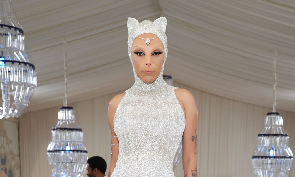 Doja Cat as Karl Lagerfeld's cat Choupette at the 2023 Met Gala.